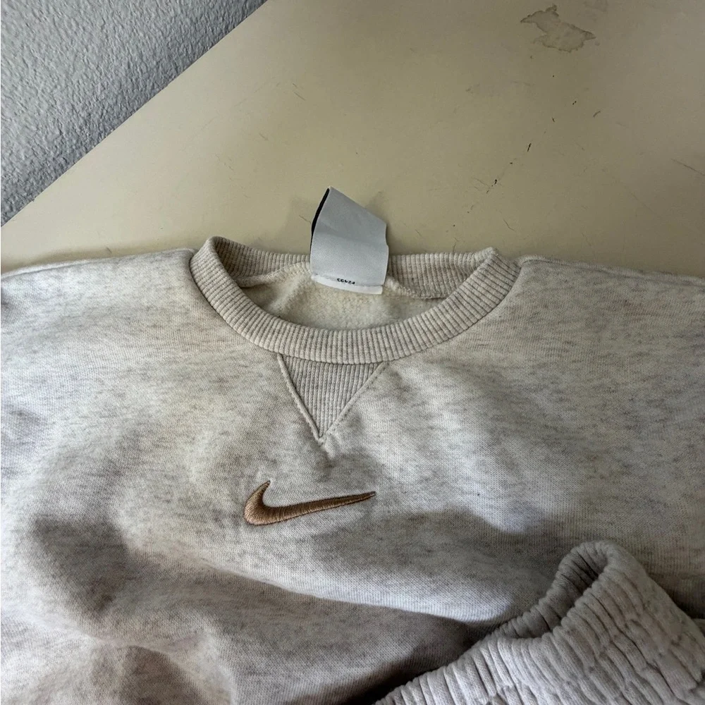 Nike Kids Light Gray Sweatpants Set - Picture 3 of 6